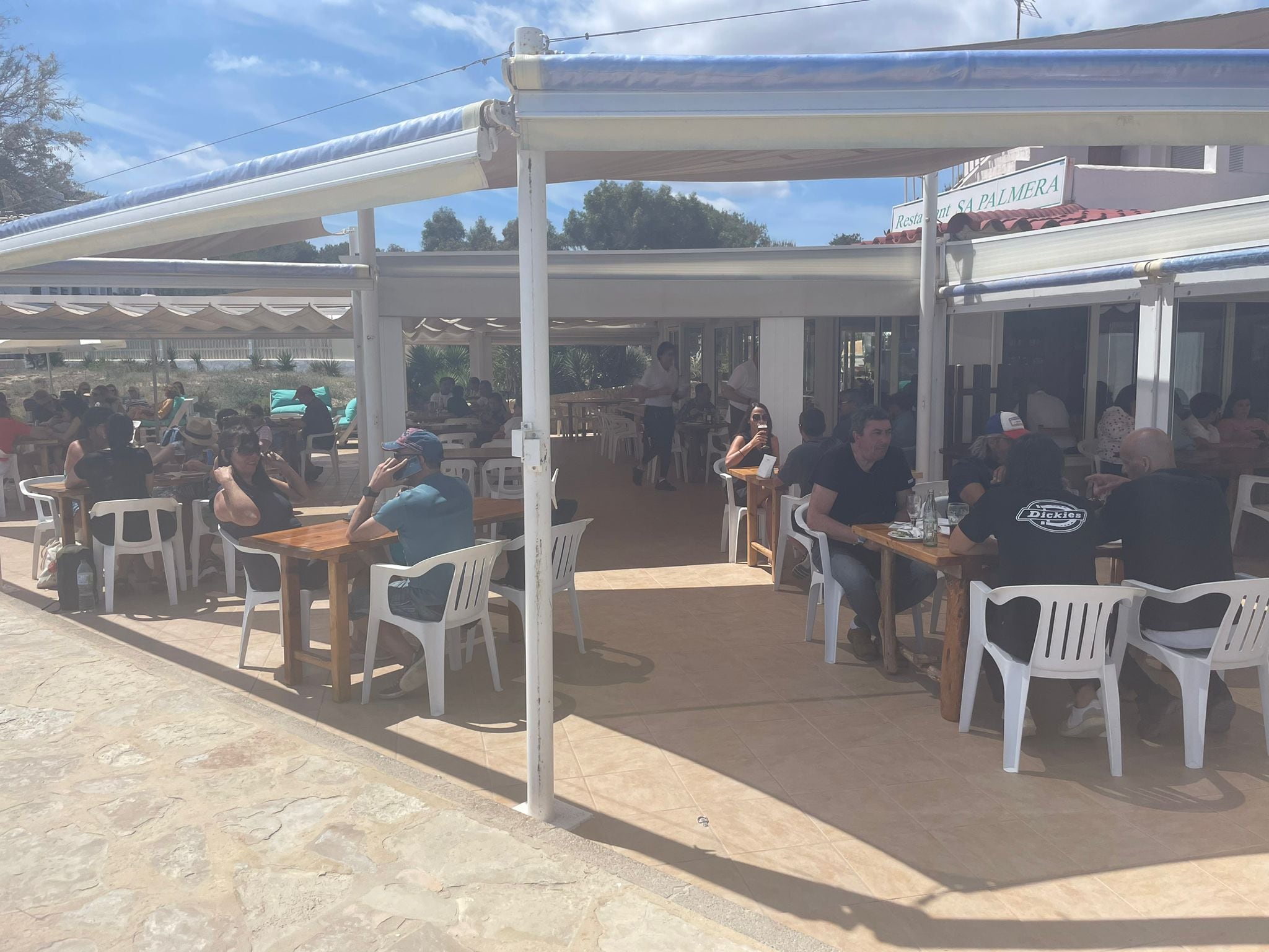 Imagen de un restaurante de playa en Formentera