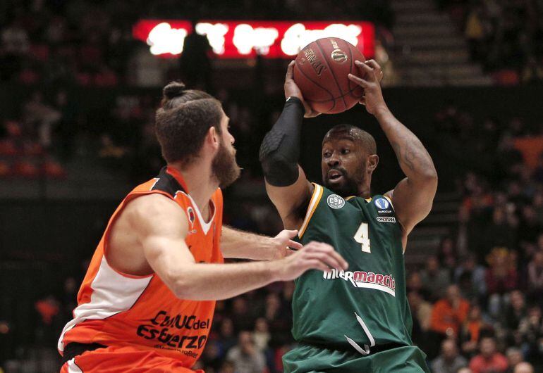 Bo McCalebb ante la defensa de Antoine Diot.