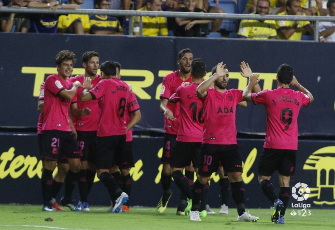 Los jugadores del Alcorcón celebrando la victoria ante el Cádiz