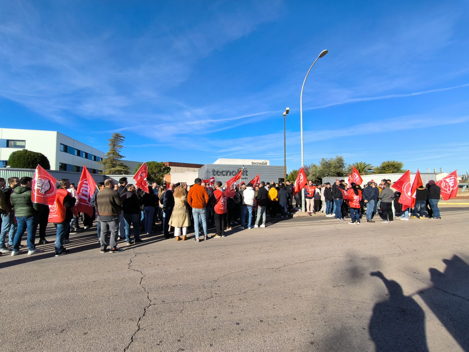 Trabajadores en las puertas de Tecnobit en Valdepeñas