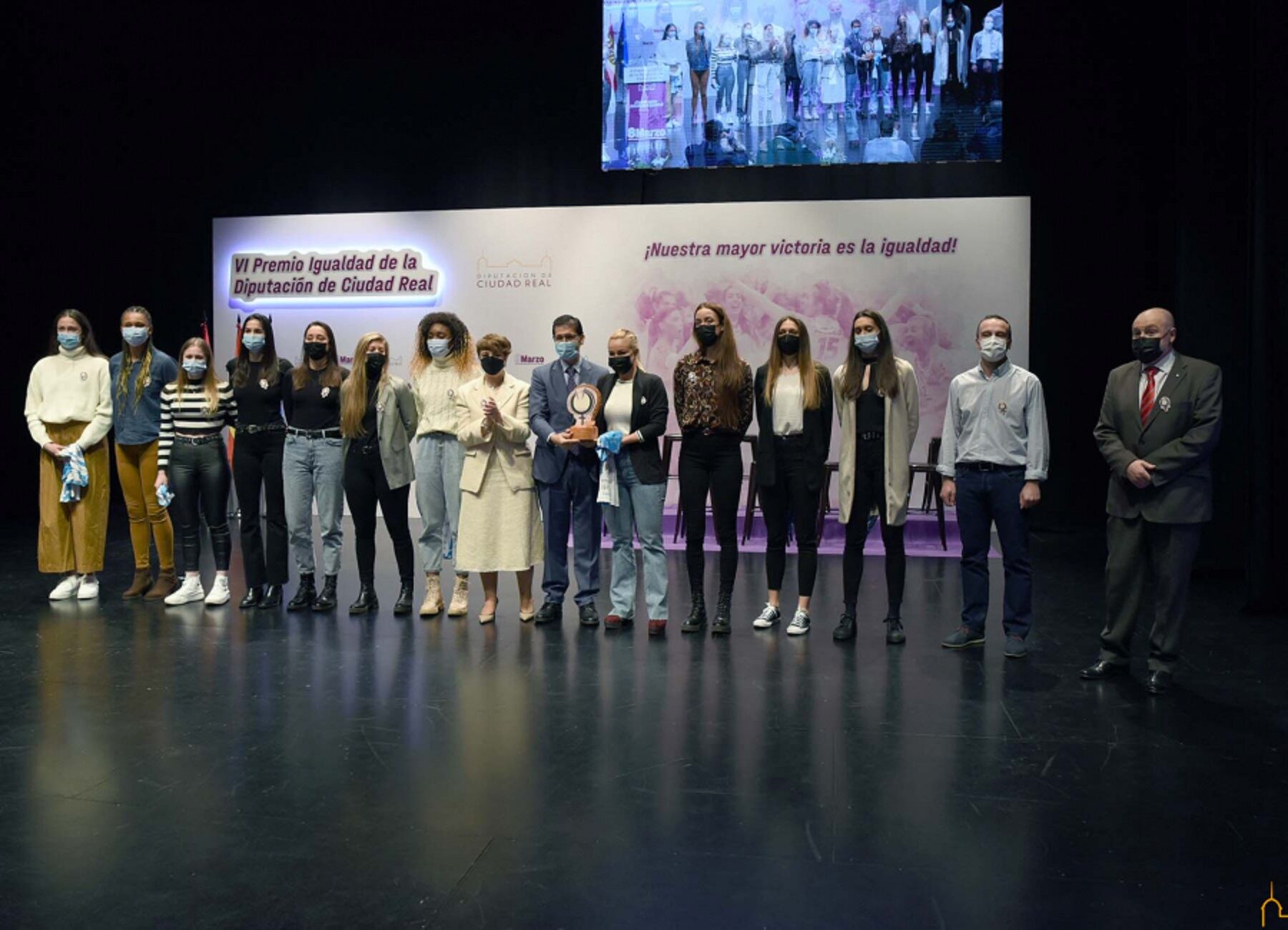 Las jugadoras recibiendo el premio