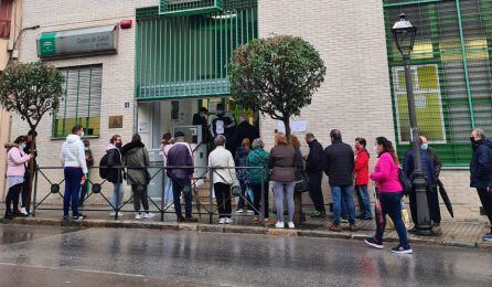 Varias personas esperando a la entrada del Centro de Salud de San Felipe en la capital.