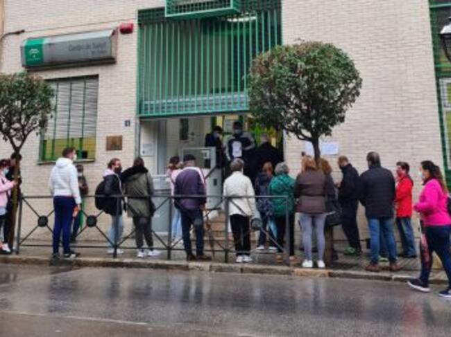 Varias personas esperando a la entrada del Centro de Salud de San Felipe en la capital.