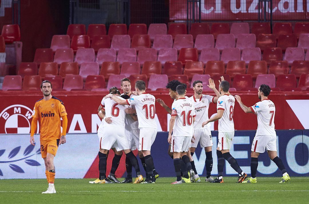 SEVILLE, SPAIN - JANUARY 27: Luuk de Jong of Sevilla FC celebrates scoring his team&#039;s opening goal with team mates during the Copa del Rey match between Sevilla FC and Valencia CF at Estadio Ramon Sanchez Pizjuan on January 27, 2021 in Seville, Spain. Sporting stadiums around Spain remain under strict restrictions due to the Coronavirus Pandemic as Government social distancing laws prohibit fans inside venues resulting in games being played behind closed doors. (Photo by Fran Santiago, Getty Images)