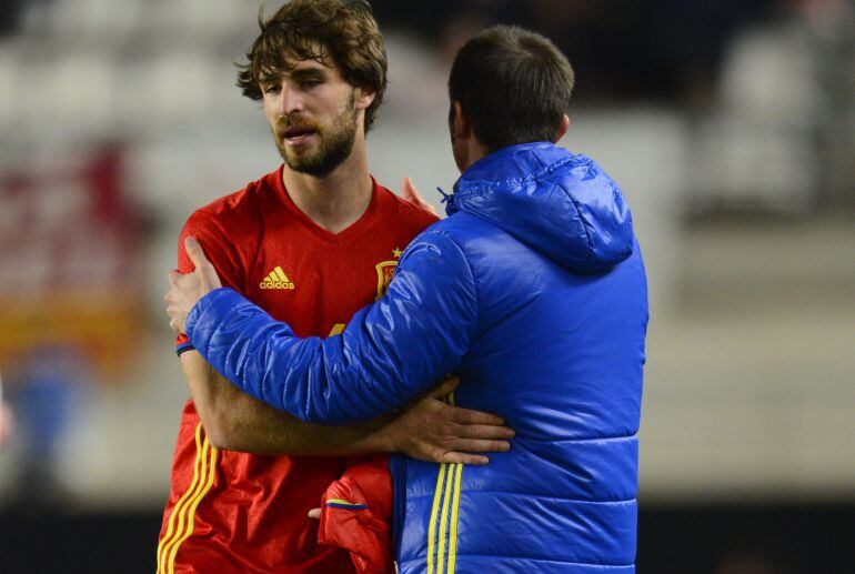 Celades felicita a Yeray durante un partido de la sub 21 (foto de archivo)