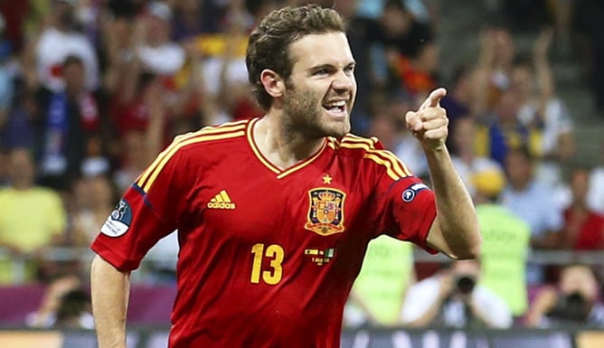 Mata celebra un gol con la selección española