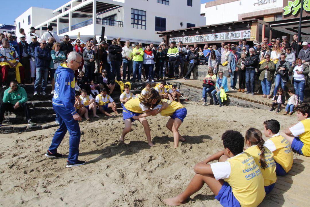 Entrenamiento de la Escuela Municipal de Lucha Canaria en Playa Blanca.