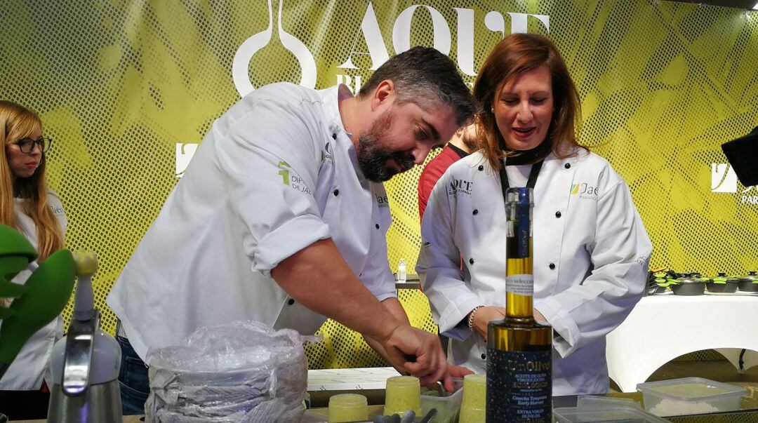 Alan Triñanes y Montes Ortiz cocina en el AOVE Blogger 2019, dentro de Tierra Adentro.