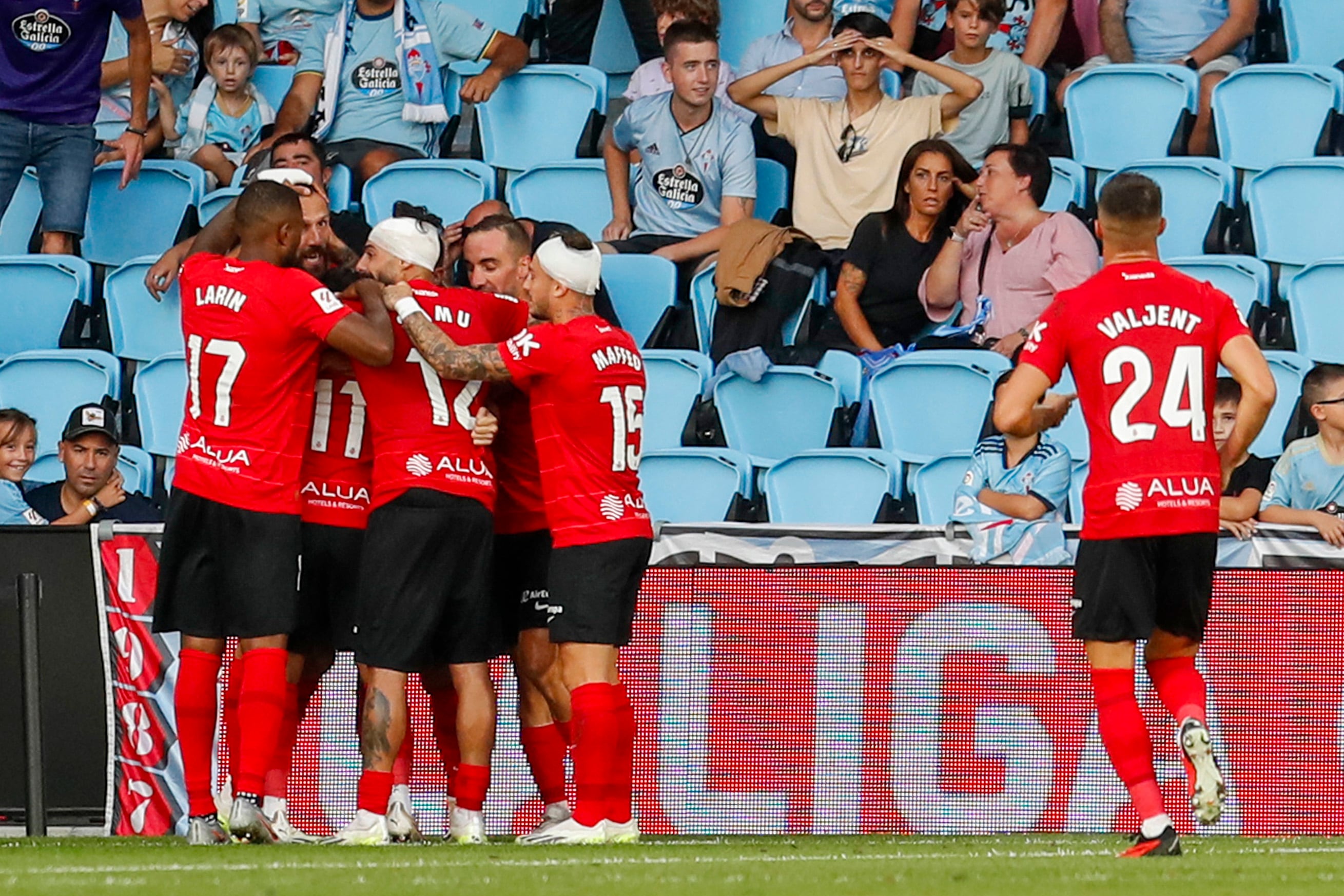 Vigo (Pontevedra), 16/09/2023.- Los jugadores del Mallorca celebran el primer gol del equipo balear durante el encuentro correspondiente a la quinta jornada de primera división que han disputado hoy sábado frente al Celta en el estadio de Balaidos, en Vigo. EFE / Salvador Sas.
