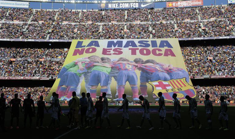 Pancarta en el Camp Nou en defensa 