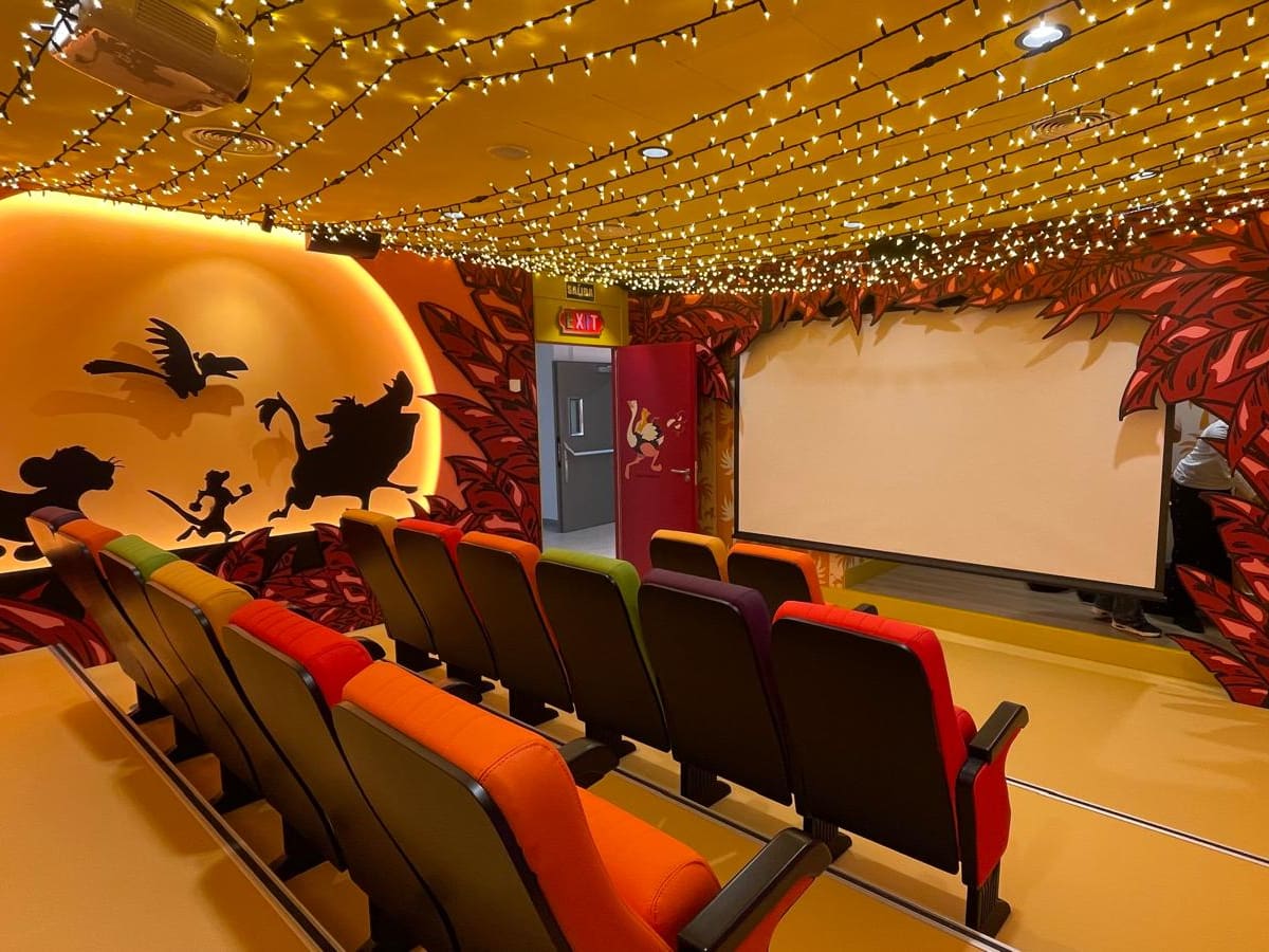 La Fundación Juegaterapia inaugura en Valdecilla un cine infantil ambientado en El Rey León