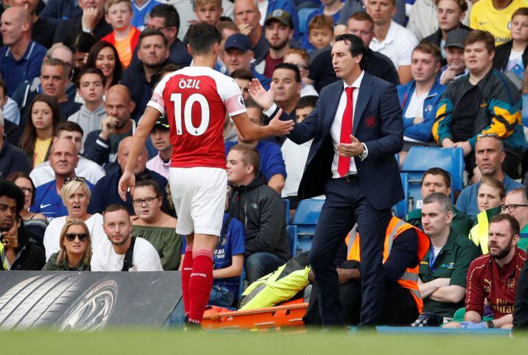 Unai Emery y Mezut Ozil tras la sustitución del alemán el pasado fin de semana en Stamford Bridge