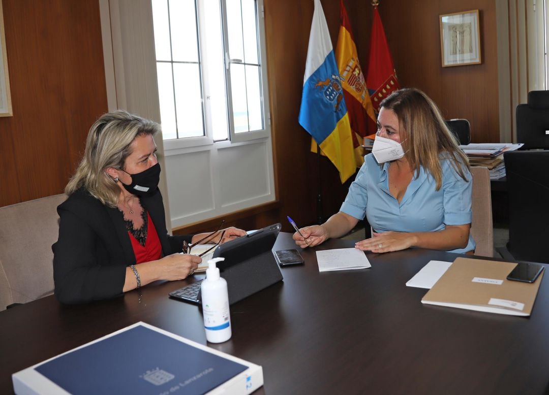 Alicia Vanoostende, consejera de Agricultura, Ganadería y Pesca del Gobierno de Canarias, junto a la presidenta del Cabildo de Lanzarote, María Dolores Corujo.