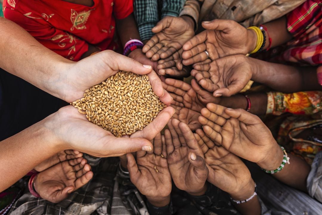 Una voluntaria, entregando comida en África.