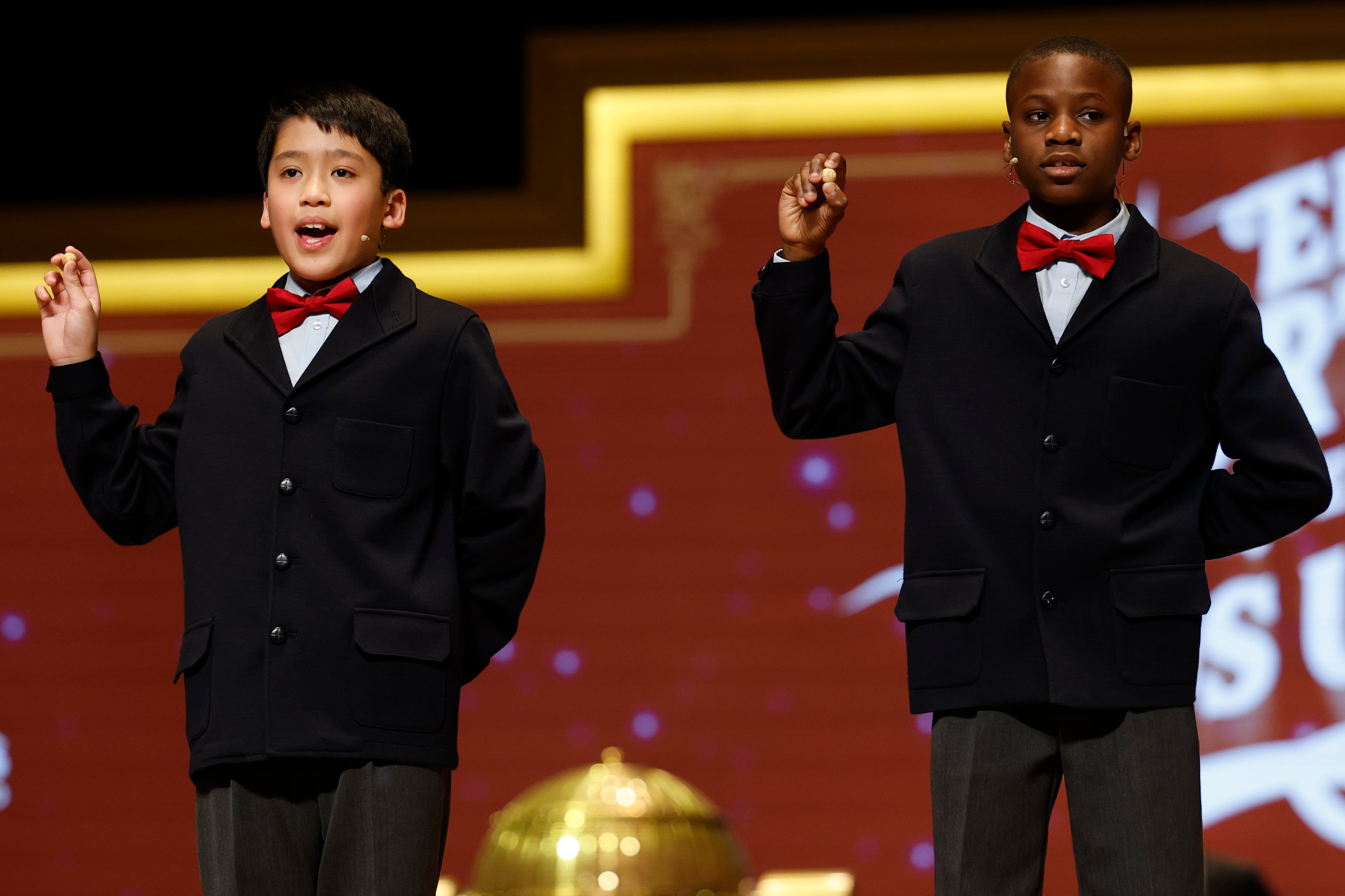 Los niños de la Residencia San Ildefonso del Ayuntamiento de Madrid Agustín Nicanor Bikoro y Axiel Kyron Abas Limbaga cantan los números de la sexta tabla durante el Sorteo Extraordinario de Navidad celebrado este lunes en el Teatro Real. 
EFE/Chema Moya
