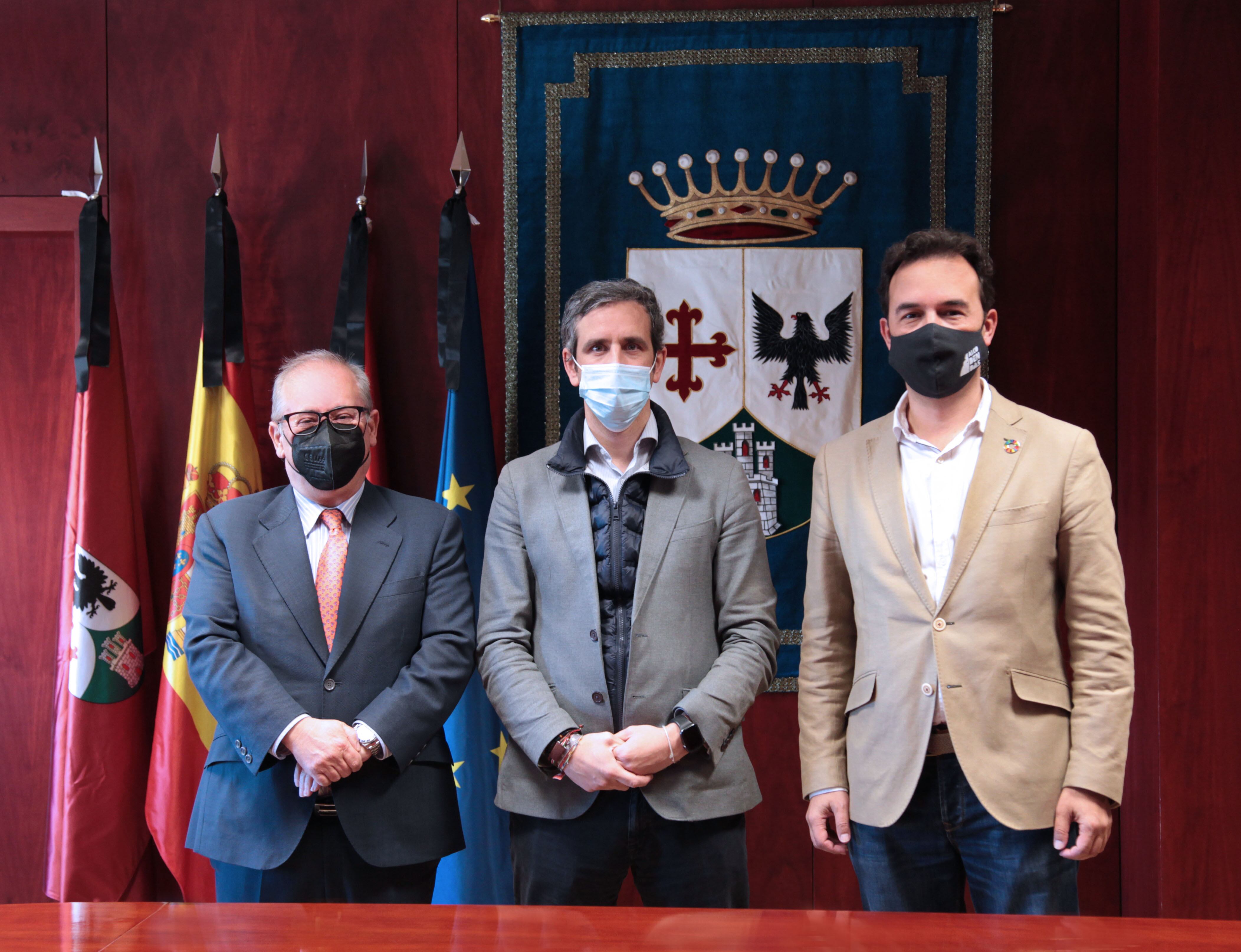 El presidente de AICA, Javier Beitia, el alcalde de Alcobendas, Aitor Retolaza y el concejal de Movilidad, Roberto Fraile en la renovación del convenio de colaboración