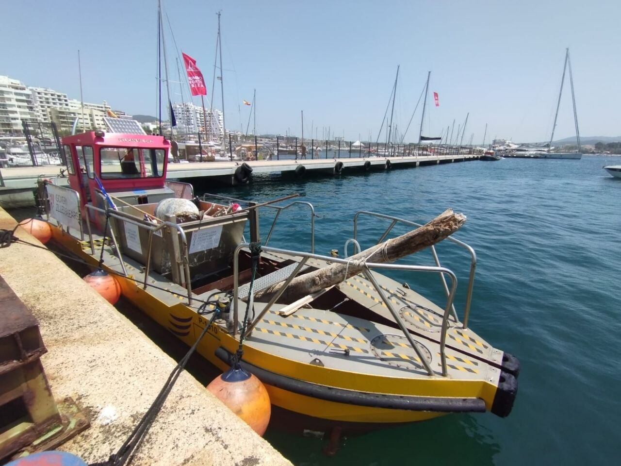 Imagen de una de las barcas que se encarga de la limpieza