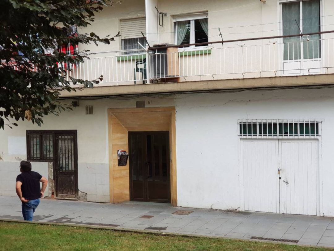 Portal del edificio del Barrio Covadonga donde ocurrieron los hechos.