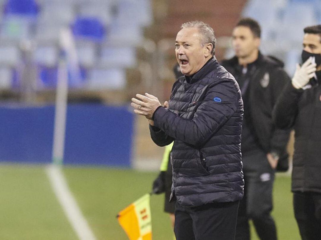 Juan Ignacio Martínez aplaude a sus jugadores en un partido en La Romareda