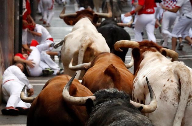 Fotogalería | Los toros de la ganadería gaditana de Cebada Gago enfilan Estafeta tras pasar por la curva de Mercaderes.