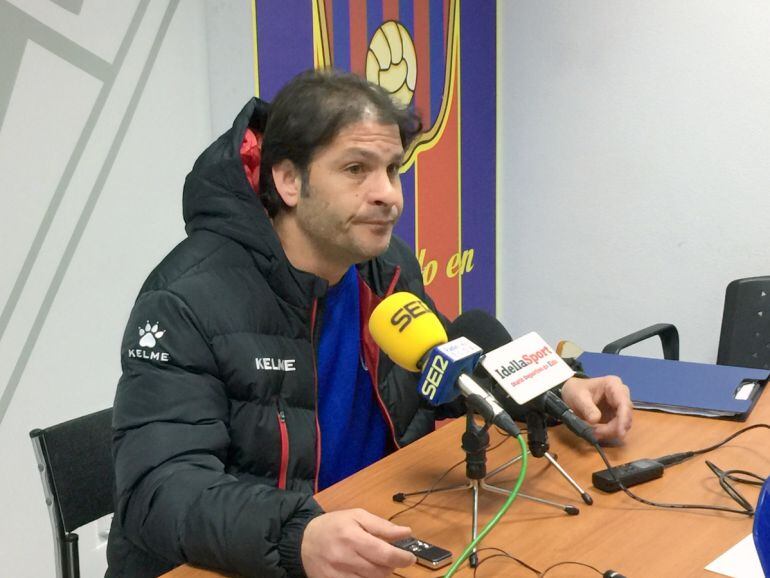 Miguel Ángel Mullor, entrenador del Eldense, tiende donde elegir