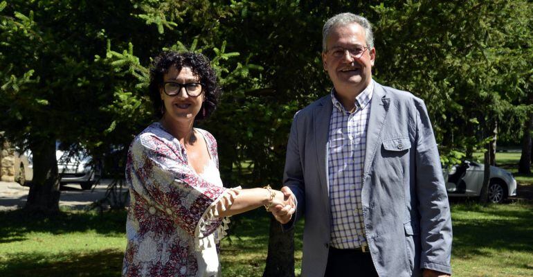 Maria Pilar Cases (ERC) i Joan Ubach (CiU) saludant-se havent rubricat el pacte a l'Ajuntament de Tremp.