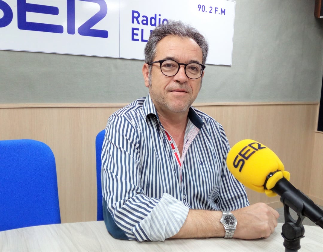 Genaro Cantó, presidente de los Moros Marroquíes, en el estudio de Radio Elda