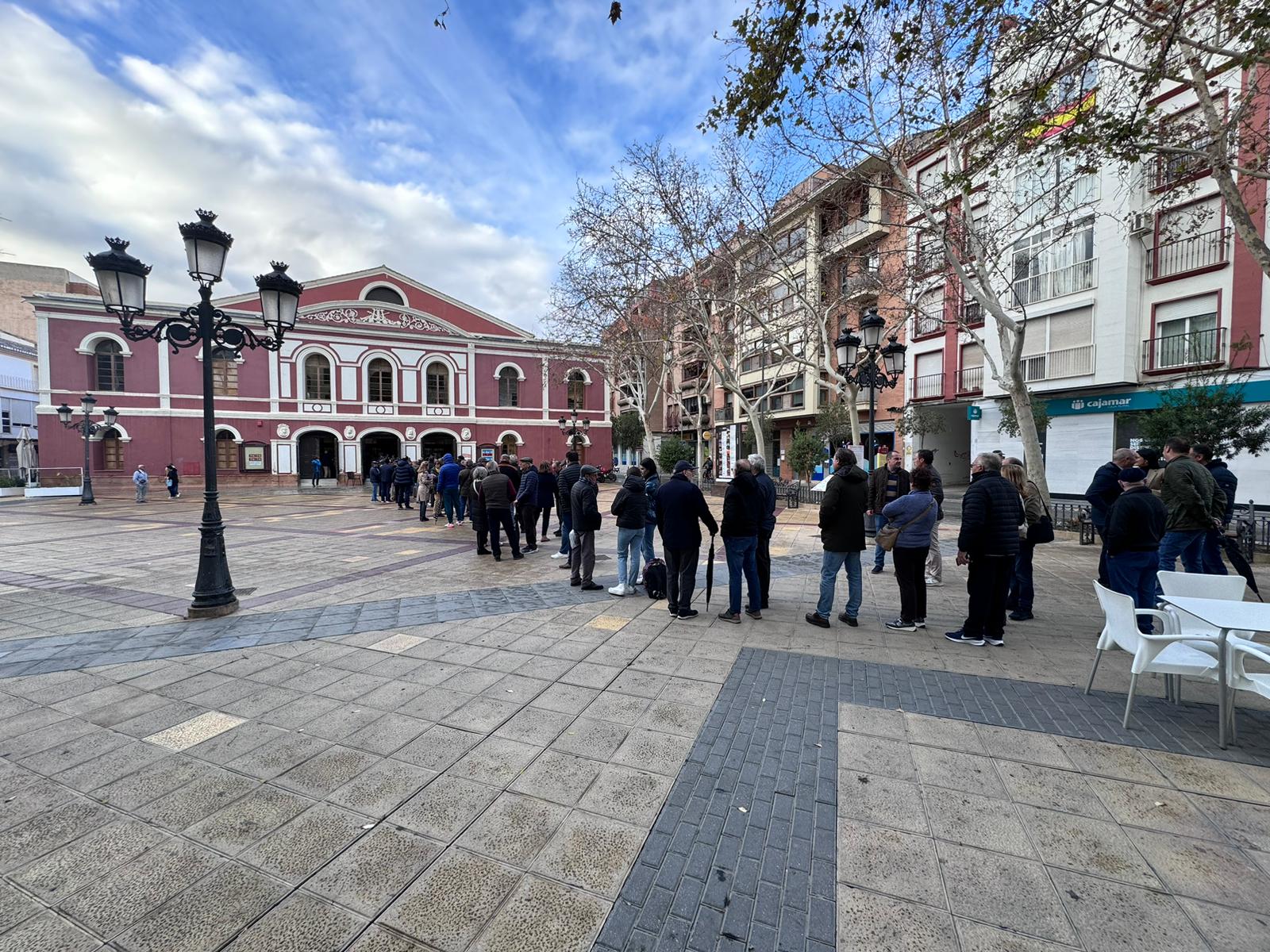 Colas para la venta de entradas para la reapertura del Coso de Sutullena.