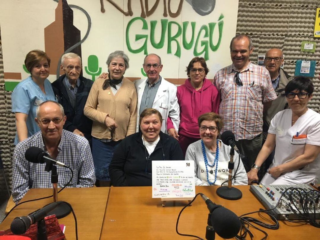 Deogracias Bustillo, con bata blanca, posa con el equipo de Radio Gurugú