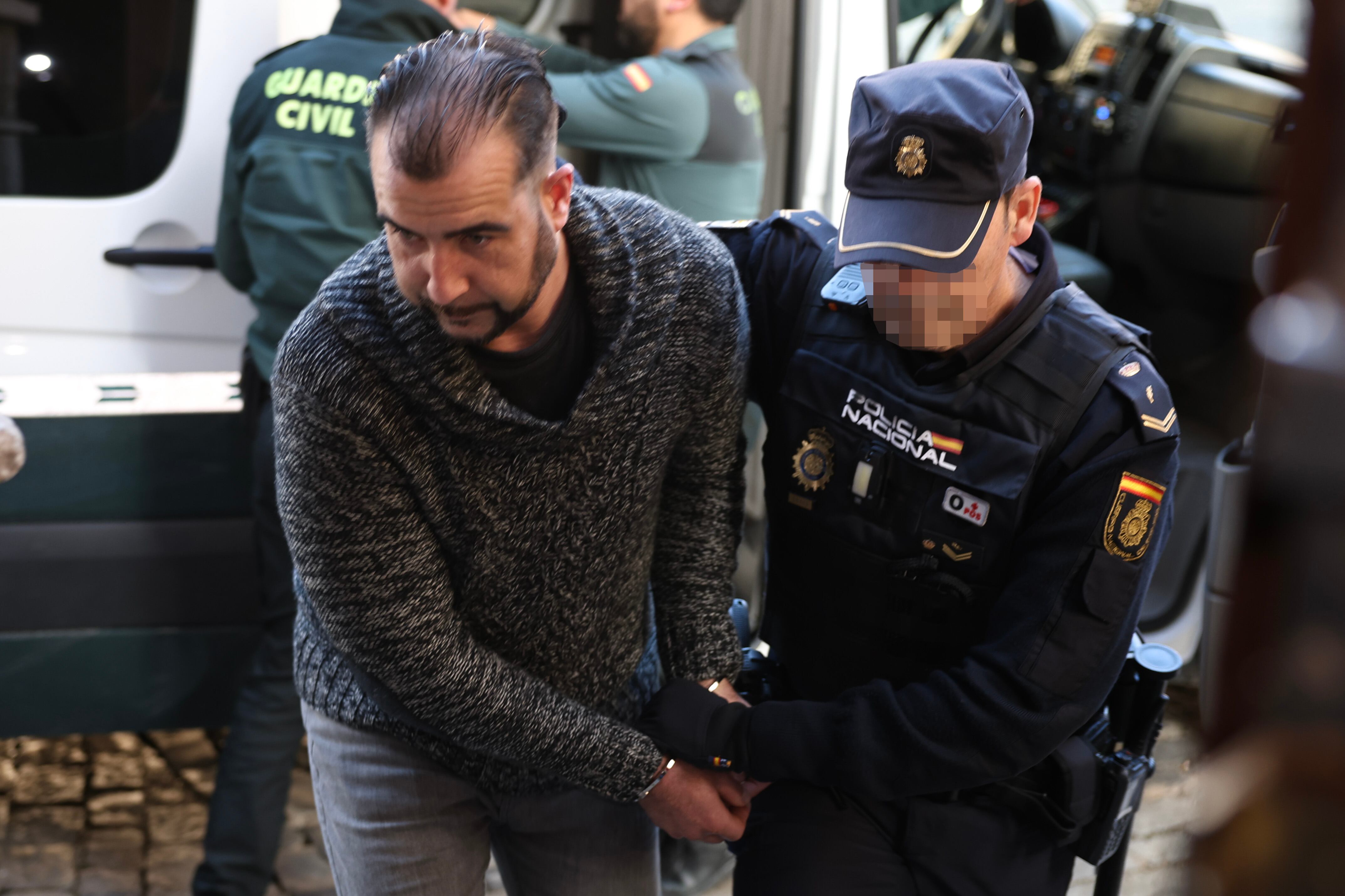 TOLEDO, 24/03/2025.- El hombre acusado por el asesinato de otro a machetazos en Toledo llega a la Audiencia Provincial de Toledo para el juicio en el que se enfrenta a una condena de 23 años de prisión. EFE/ Ismael Herrero