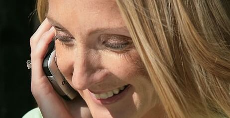 Imatge d&#039;arxiu d&#039;una dona parlant per telèfon mòbil