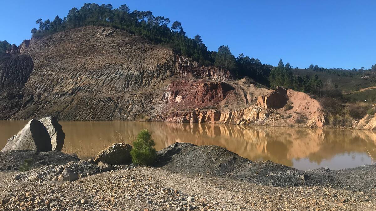 Por los pinos y las tierras rojas de Cuenca hasta las minas de Henarejos