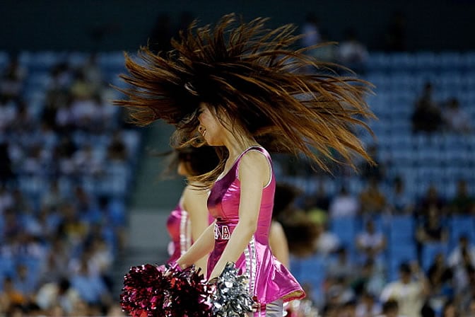 Unas animadoras bailan durante el descanso de un partido