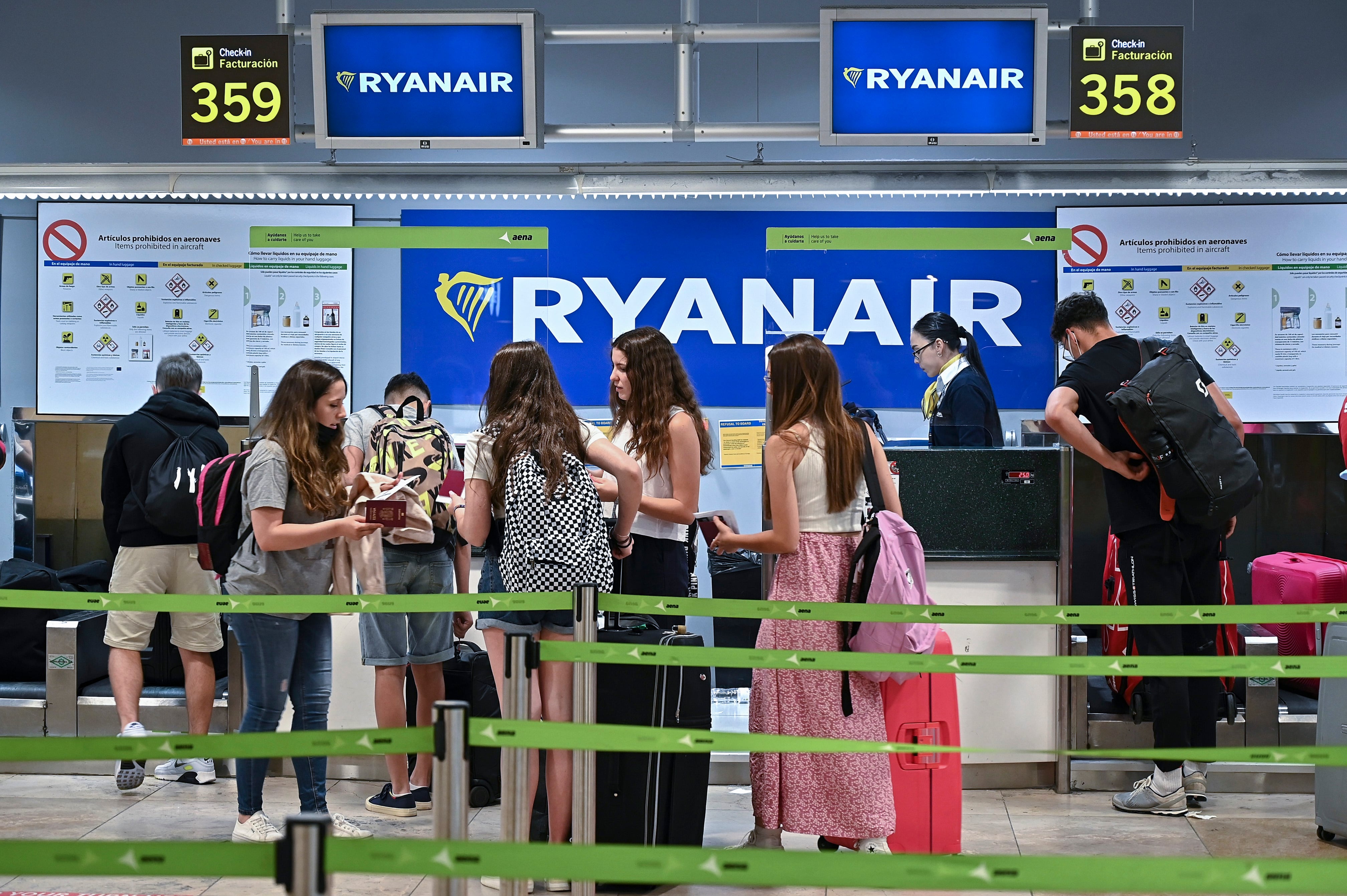 Varias personas esperan para facturar en los puestos de Ryanair. EFE/ Fernando Villar