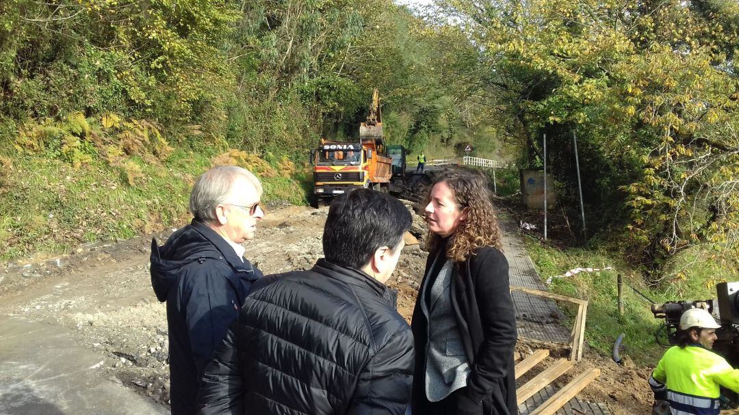 La directora de Infraestructuras ha visitado las obras de reparación de la carretera de Lastres y desde allí ha pedido disculpas a los afectados por incidentes de este tipo en toda la región.