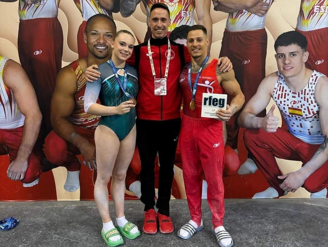 Laura Casabuena,  Tavi Fuentes y Néstor Abad