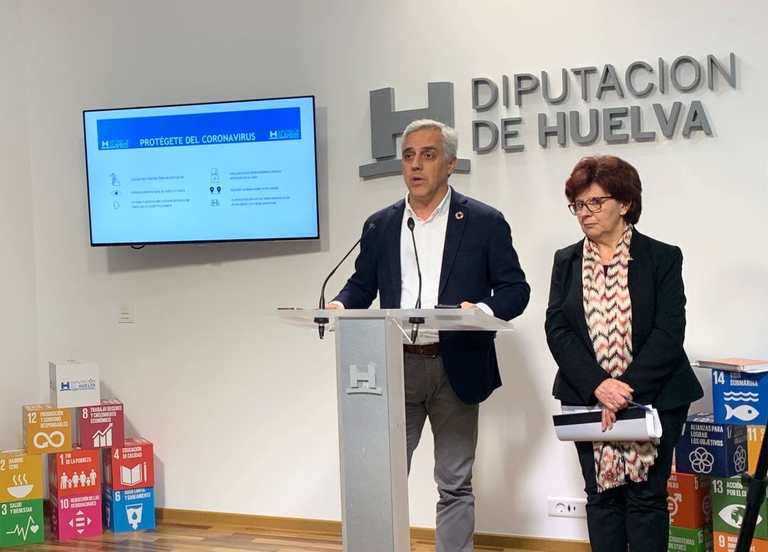 El diputado de la Presidencia, José Manuel Alfaro, y la jefa de Prevención y Médico del Trabajo de la Diputación, Ana Díaz, en la rueda de prensa de la Diputación. 