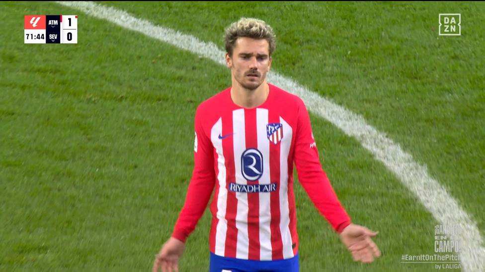 Griezmann gesticula al ser sustituido.