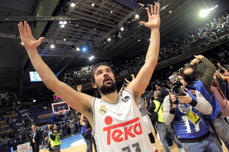 GRA513. A CORUÑA, 20/02/2016.- El escolta del Real Madrid Sergio Llull celebra la victoria de su equipo frente al Laboral Kutxa por 86-89 tras el partido de la segunda semifinal de la Copa del Rey que se jugó esta noche en el Coliseo de A Coruña. EFE/kiko