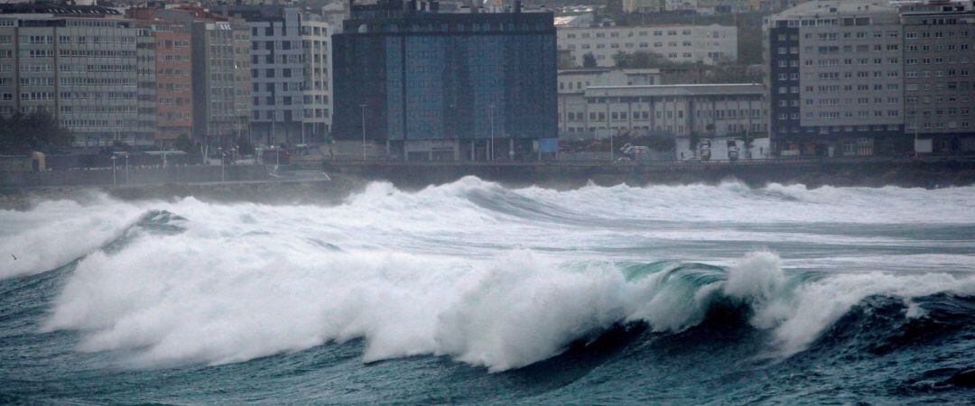 Vista las olas rompiendo contra la costa de la ciudad de A Coruña