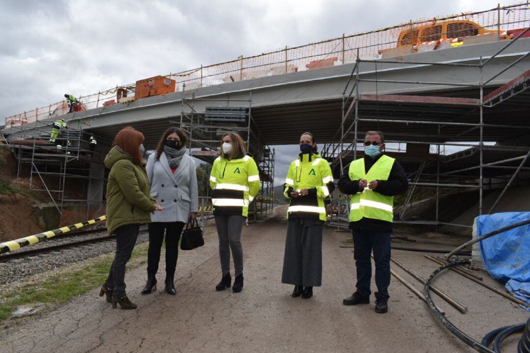 Momento de la vsita a las obras, la consejera de Fomento, Marifran Carazo, en el centro, acompañada por las alcaldesas de Jódar, Mª Teresa García, y de Úbeda, Antonia Olivares