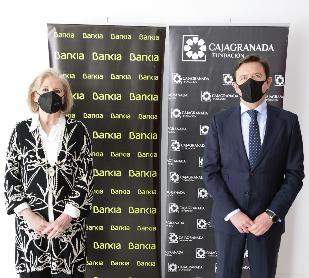 La presidenta de CajaGranada Fundación, María Elena Martín-Vivaldi, y el director corporativo de la Territorial de Bankia en Andalucía, Joaquín Holgado 
  