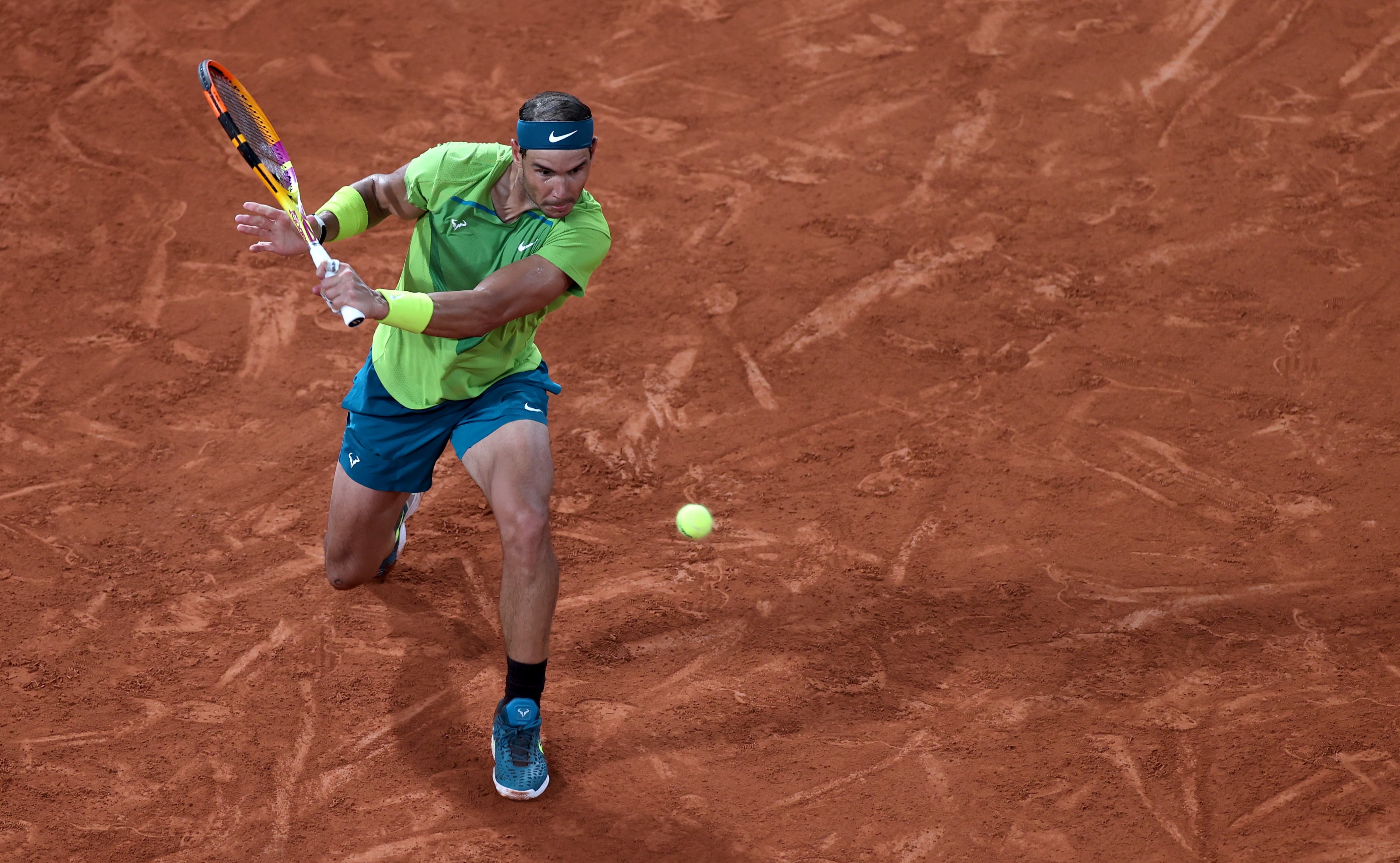 Rafael Nadal devuelve la pelota en el partido ante Alexander Zverev