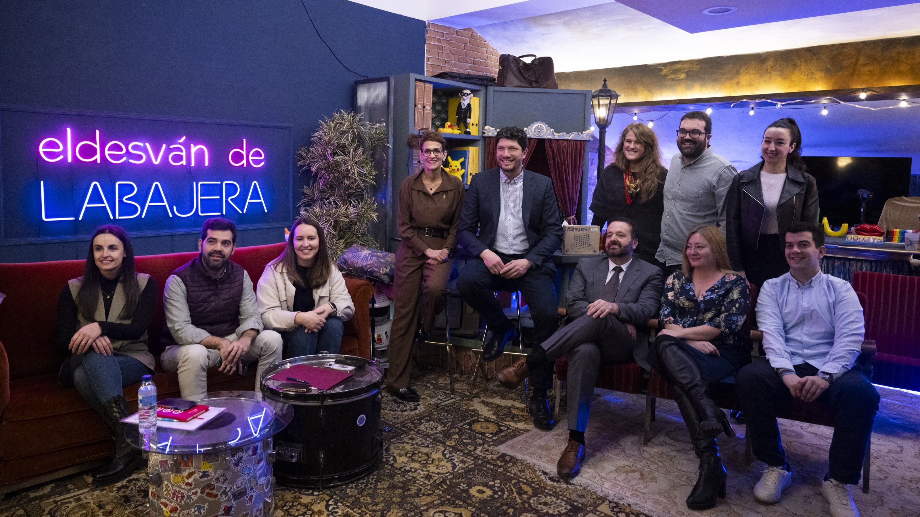 La Presidenta de Navarra, María Chivite, junto a miembros de la AJE en su sede, LABAJERA, en Pamplona. Gobierno de Navarra