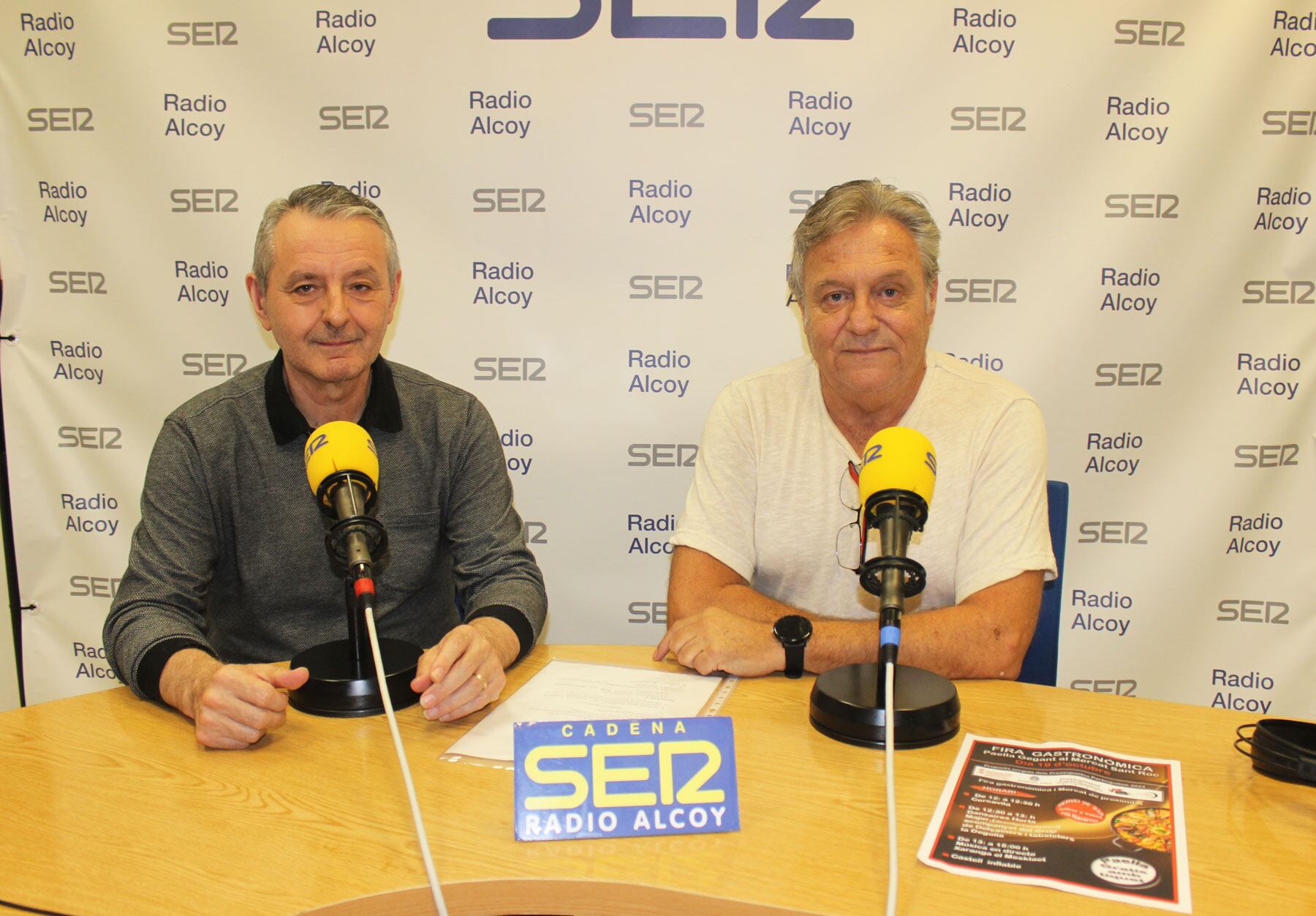 Paco Seguí y Genaro Centeno, en el estudio central de Radio Alcoy