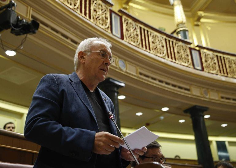 GRA037 MADRID, 17/06/2015.- El coordinador general de IU, Cayo Lara, durante su intervención en la sesión de control al Ejecutivo que hoy celebra el Congreso de los Diputados en la que ha aludido a los posibles cambios del Gobierno. EFE/Paco Campos