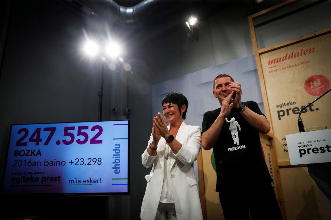 La candidata a lehendakari por EH Bildu, Maddalen Iriarte (i), y el coordinador general, Arnaldo Otegi, celebran este domingo su noche electoral en su sede de San Sebastián tras los comicios vascos. EH Bildu se convierte en la segunda fuerza política en el País Vasco.