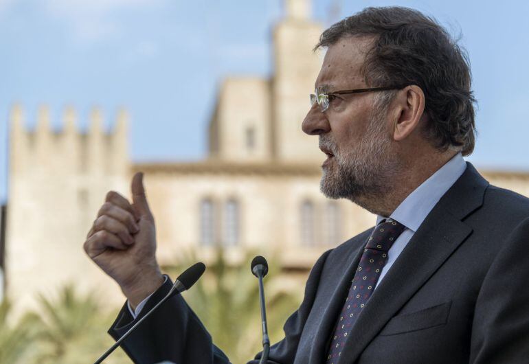 El candidato a la reelección como presidente del Gobierno, Mariano Rajoy, durante su intervención hoy en el mitin del PP en el Parc de la Mar en Palma de Mallorca