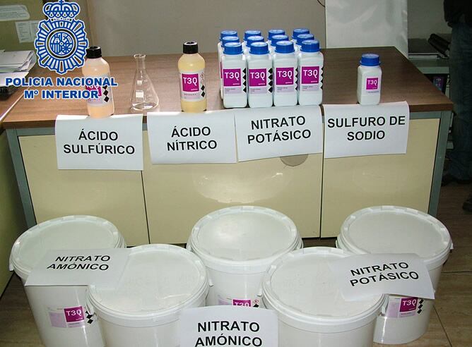 Entre las sustancias intervenidas por los agentes, -justo en el momento de su entrega-, destacan más de 125 kilos de amonio nitrato con nitrógeno, cuyas características son muy similares a las del amonal y amosal