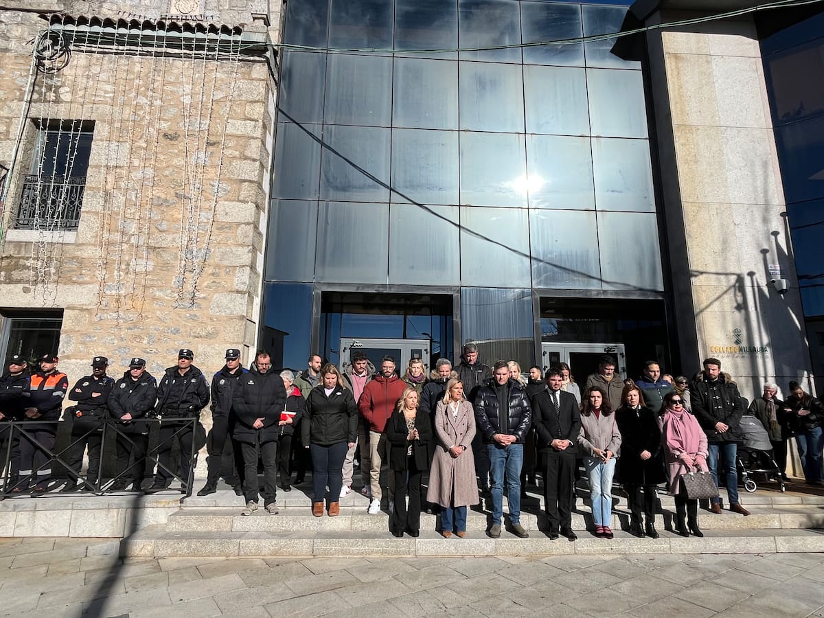 Minuto de silencio en la Sierra por las víctimas del accidente ferroviario de Adamuz